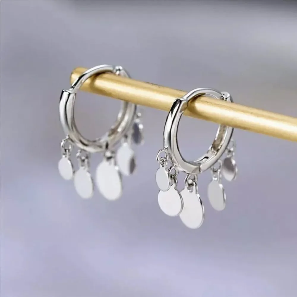 The Disc Huggie earring in 925 silver